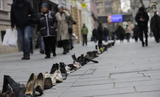 “Stazom sjećanja 11 541…” : Cipele u sarajevskoj Ferhadiji kao simbol ubijenih građana opkoljenog Sarajeva