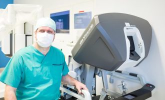 Prof. Dr. med. Vahudin Zugor ide dalje : 15 godina robotske urologije i 5.000 robotskih operacija uvod u nove