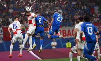 Italija golom u posljednjoj minuti osvojila bod protiv Hrvatske i plasirala se u osminu finala (Video)