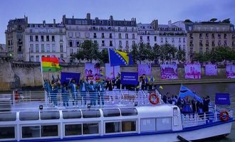 Spektakularno otvorenje Olimpijade u Parizu: Olimpijski tim Bosne i Hercegovine ponosno plovio Senom