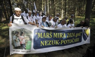 Iz Nezuka krenuo “Marš mira”: Hiljade ljudi iz različitih dijelova svijeta odaju počast žrtvama genocida u Srebrenici