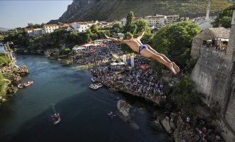 Višestoljetna tradicija i kulturna baština: Vedan Dedić i  Emel Tiro pobjednici 458. skokova sa Starog mosta u Mostaru