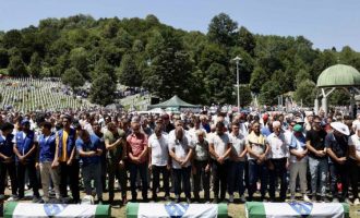 Vječni smiraj za 14. žrtava: Hiljade ljudi klanjalo dženazu žrtvama genocida u Srebrenici