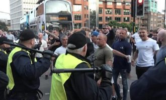 Vlada Velike Britanije podržala policiju u borbi protiv nasilnih desničarskih protesta