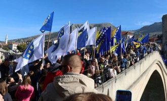 Da se ne zaboravi i nikad  ne ponovi : Skokom bez aplauza obilježena 31. godišnjica rušenja Starog mosta