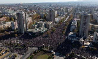 Najveći komemorativni skup u istoriji Srbije : Desetine hiljada ljudi u Novom Sadu odali poštu stradalima u padu nadstrešnice