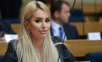 Narodna poslanica pokazala lažne diplome :  “Protiv mene se vodi orkestrirana kampanja” (FOTO)