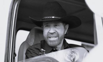 Borilački umjetnik i akcijska legenda : Preminuo Chuck Norris (Video)