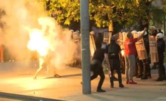 Nakon velikog protesta studenata : Sukobi na ulicama Beograda: Topovski udari, flaše i baklje… (Video)