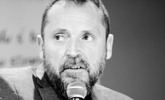 Dragan Bursać :  “Sramno i jadno – Duge cijevi na navijače i zastavu Bosne i Hercegovine u Zvorniku”