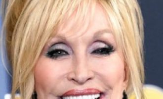 Odlazak američke country ikone: U 80. godini u Nashvilleu  preminula velika Dolly Parton (Video)
