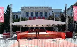 Bosanski ćilim zauzeo svoje mjesto, Sarajevo spremno za festivalsku groznicu (FOTO)