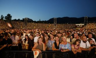 Satima čekali ispred Koševa : Organizatori priznali propuste i ponudili novu priliku publici koja nije ušla na koncert Dine Merlina
