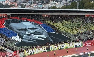 Sramotne i skandalozne scene na beogradskom derbiju: Uz lik zločinca Mladića istaknuta poruka “Pravac Potočari”