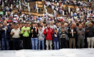 Na dan ukopa : “Da Bog da, sinko, da u Srebrenici svakog dana bude ovoliko naroda k'o danas”