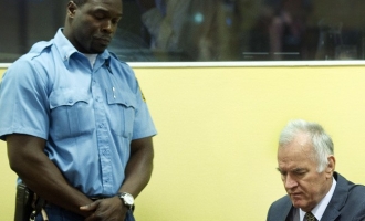 Zločinac Ratko Mladić  iz sudnice prijetio preživjelim Srebreničanima (VIDEO)