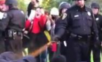 UC Davis : Studenti koje je policajac poprskao suzavcem dobit će milijun dolara odštete (Video)