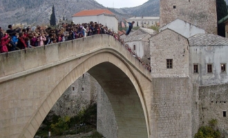 Obilježena 19. godišnjica rušenja Starog mosta : Izrinio je Stari za one što ga vole (VIDEO)