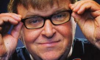 Michael Moore se pita : Zašto Kanađani  ne ubijaju jedni druge tamo , kao mi Amerikanci ovdje ?