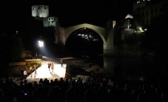 Osvajanje sreće : Spektaklom Harisa Pašovića ispod Starog mosta otvoren 53. MESS