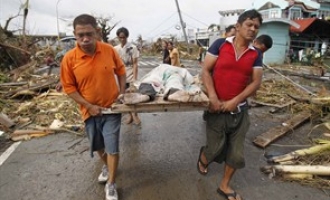 Najjača oluja ikada : Tajfun Haijan usmrtio najmanje 1.200 ljudi (Video)