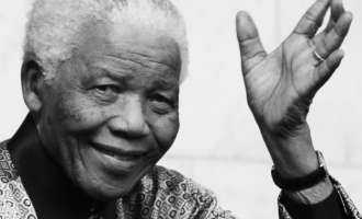 Umro Nelson Mandela : Otišao je revolucionar koji je prekinuo aparthejd (Video)