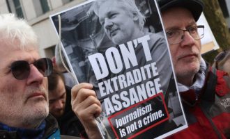Demonstranti ispred suda u Velikoj Britaniji: “Oslobodite Juliana Assangea, podržite novinarstvo i zaštitite slobodu govora”